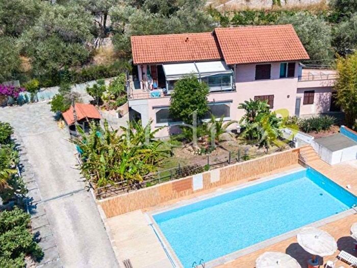 Casa con 6 locali in vendita in Due Strade, Bordighera