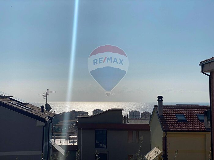 Appartamento trilocale in vendita in Via San Domenico, Pietra Ligure