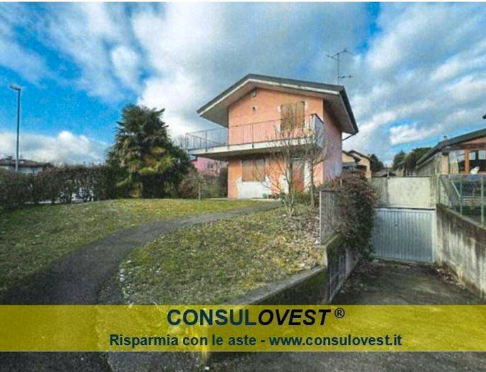 Casa quadrilocale in vendita in Via Giuseppe Verdi, Molteno