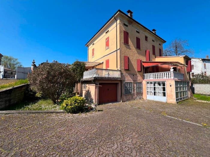 Casa con 6 locali in vendita in Via Avanzi, Centro, Luzzara