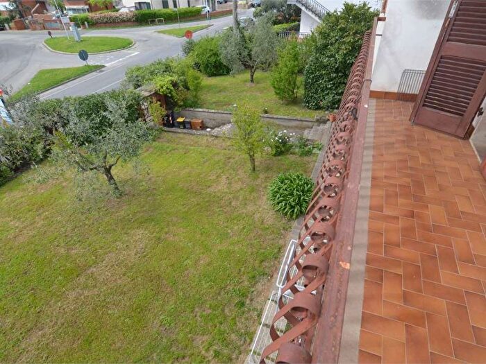 Casa con 6 locali in vendita in via gagarin, Centro, Monsummano Terme