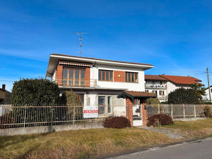 Casa con 6 locali in vendita in Via Aprile, Baraggia, Suno
