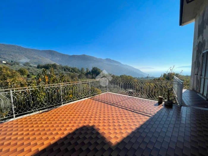 Casa quadrilocale in vendita in Via Cairoli, Centro, Villa Santa Lucia
