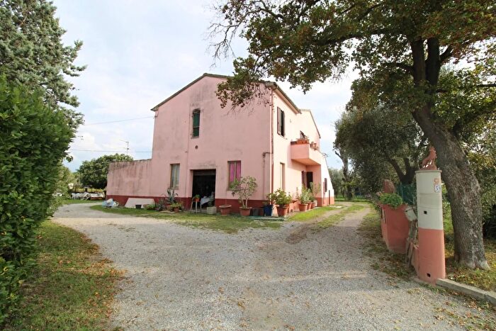 Casa con 8 locali in vendita in Pontedera