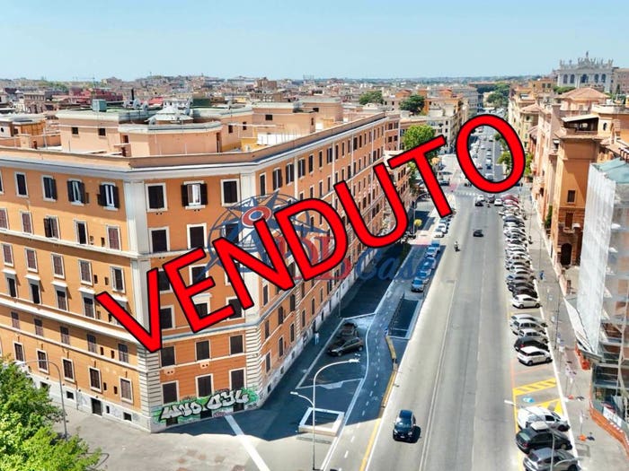 Appartamento trilocale in vendita in Via La Spezia, San Giovanni, Roma