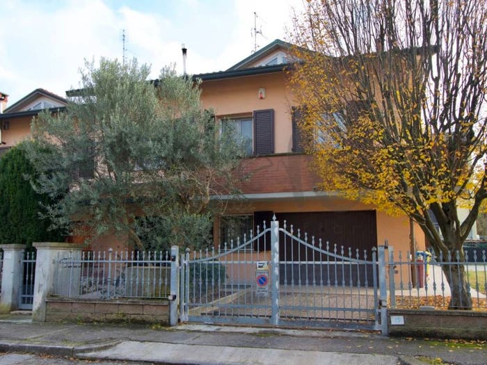 Casa con 6 locali in vendita in Via dell'Acqua, Villanova, Forlì