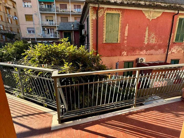 Appartamento con 6 locali in vendita in Via Giovanni Arrivabene, Sestri Ponente, Genova