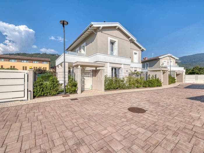 Casa trilocale in vendita in Via Dodicesima Villaggio Montini, Mompiano Costalunga, Brescia
