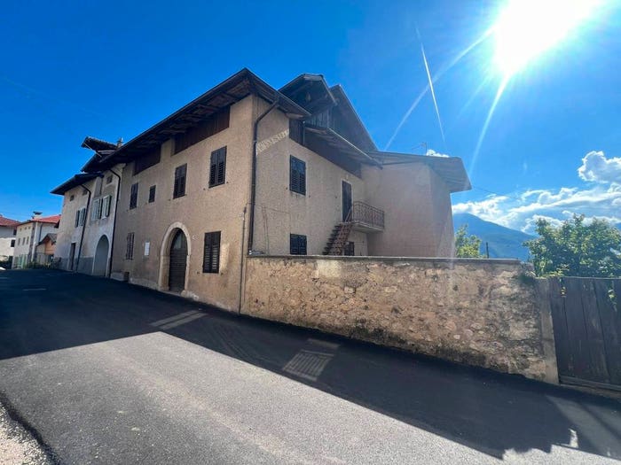 Casa con 6 locali in vendita in Via Roma, Novella