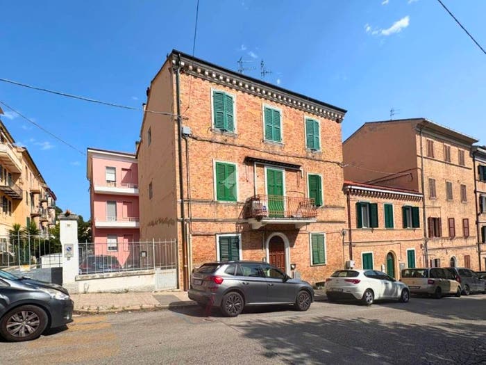 Appartamento con 6 locali in vendita in Via goito, Cardeto, Ancona