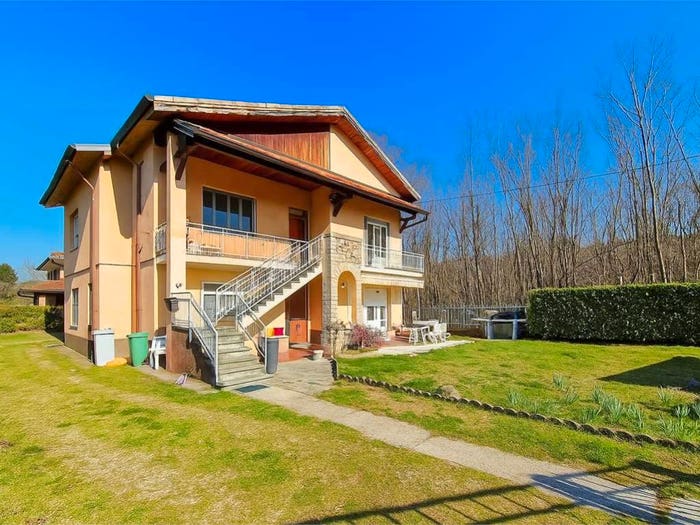 Appartamento quadrilocale in vendita in Via Milano, Centro, Angera