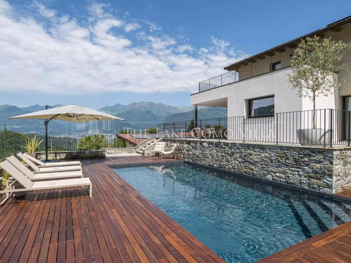 Casa con 6 locali in vendita in Colico