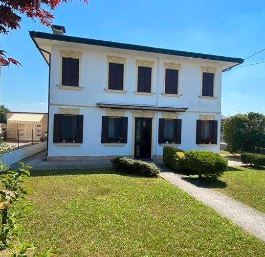 Casa con 6 locali in vendita in Via C Scarpa, Bottrighe, Adria