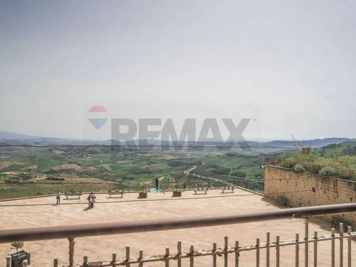 Casa con 5 locali in vendita in Piazza San Pietro, Centro, Calascibetta