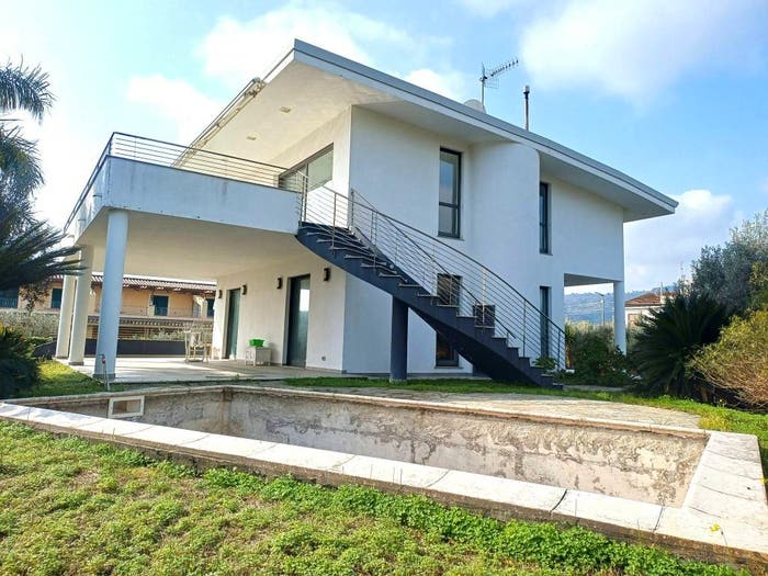 Casa con 6 locali in vendita in Via dei Pini, San Sostene Marina, San Sostene