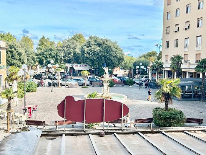 Appartamento con 6 locali in vendita in Piazza Camillo Benso di Cavour, Vado Centro, Vado Ligure