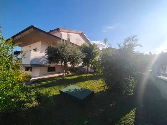 Casa con 6 locali in vendita in Contrada Scannella Superiore, Loreto Aprutino