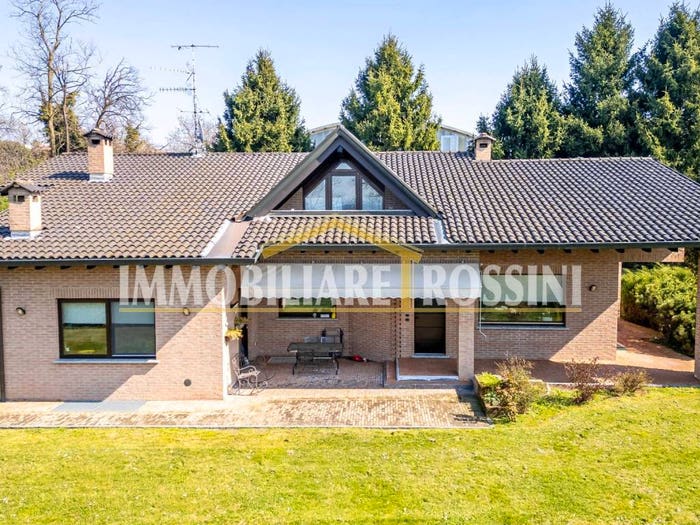 Casa con 6 locali in vendita in Via Enrico Fermi, Centro, Sumirago