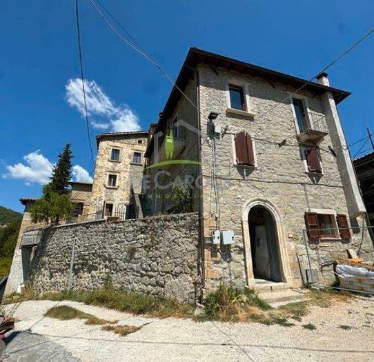 Appartamento con 5 locali in vendita in Frazione Casebianche, Roccafluvione