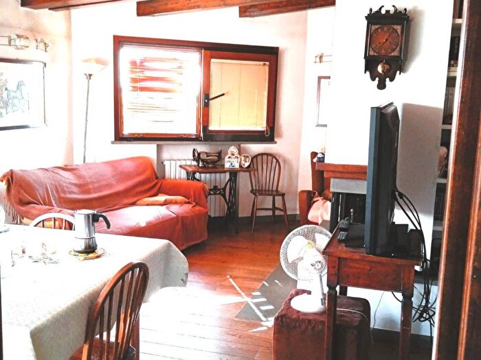 Casa con 6 locali in vendita in Viale della Repubblica, Mezzana, Prato