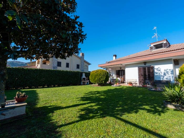 Casa quadrilocale in vendita in Via Casilina, Centro, Colonna