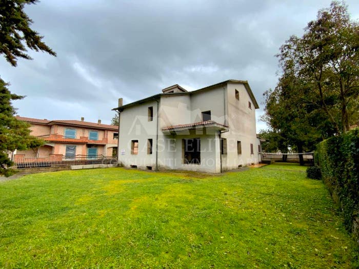 Casa con 6 locali in vendita in Via Onanese, Acquapendente