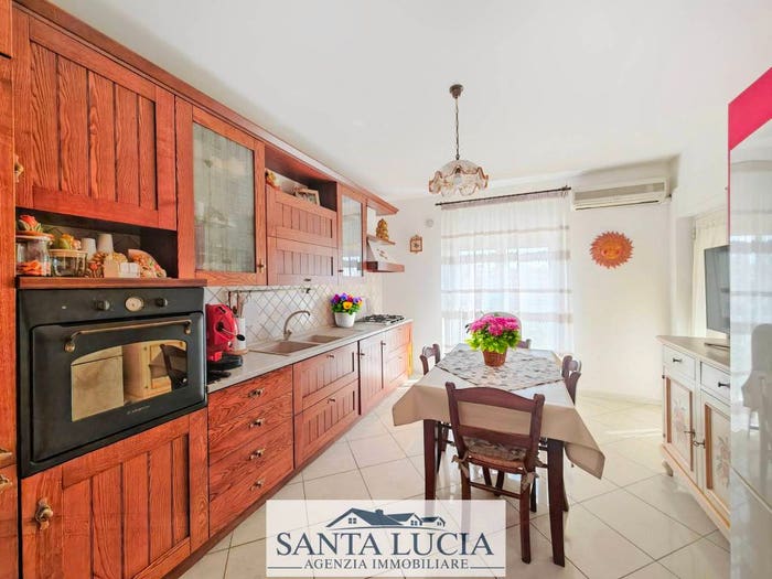 Appartamento con 6 locali in vendita in Via Antonio De Curtis, Canicattì