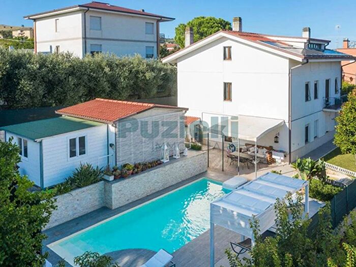Casa con 6 locali in vendita in Via Ruderi Romani, Porto San Giorgio