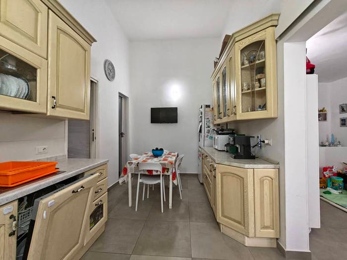 Casa con 6 locali in vendita in Via Anita Garibaldi, Centro, Parabita