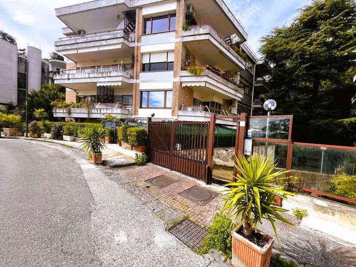 Appartamento con 5 locali in vendita in via SCIPIONE CAPECE, Posillipo, Napoli