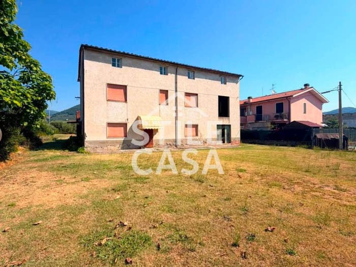 Casa con 6 locali in vendita in Via della Chiesa, Veneri, Pescia