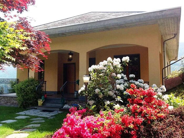 Casa con 6 locali in vendita in San Salvatore, Cuasso al Monte