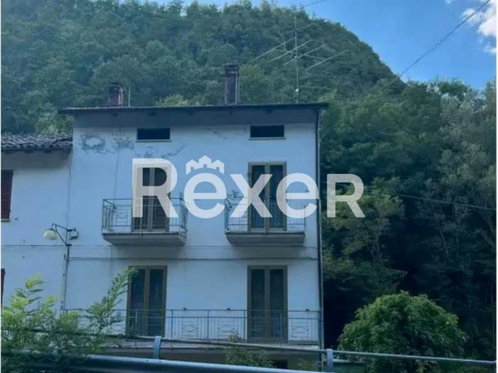 Casa con 6 locali in vendita in Via Contessa Nuova, Cantiano