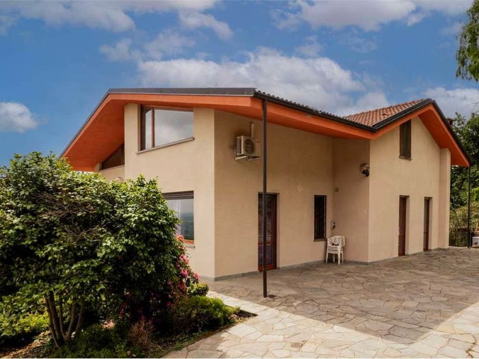 Casa con 6 locali in vendita in via San Giovanni, Centro, Frossasco