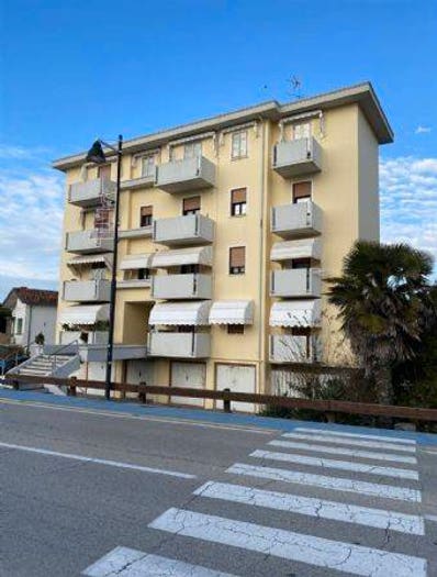 Appartamento trilocale in vendita in Via Strada Nuova, Centro, Caorle