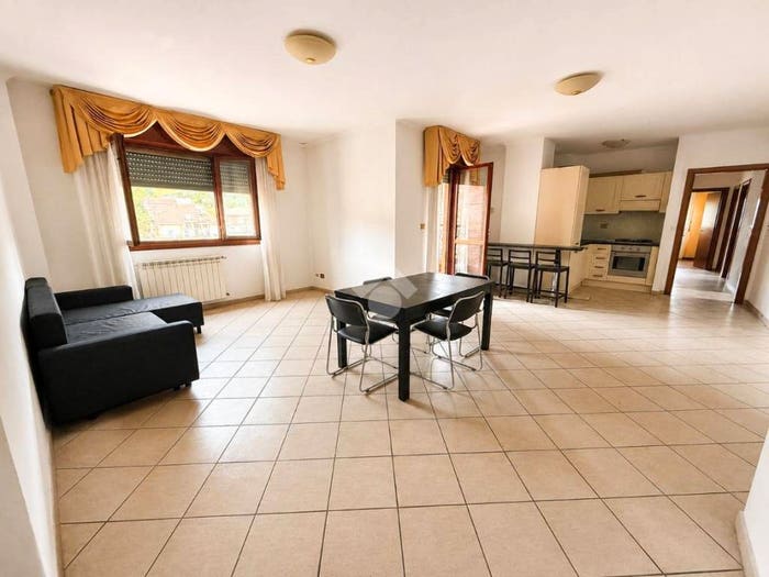 Appartamento quadrilocale in vendita in Corso G Garibaldi, Orte Scalo, Orte