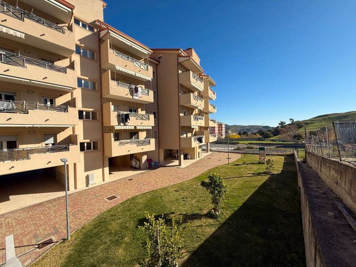 Appartamento trilocale in vendita in Via Monsignor Armando Fares, Santa Maria, Catanzaro