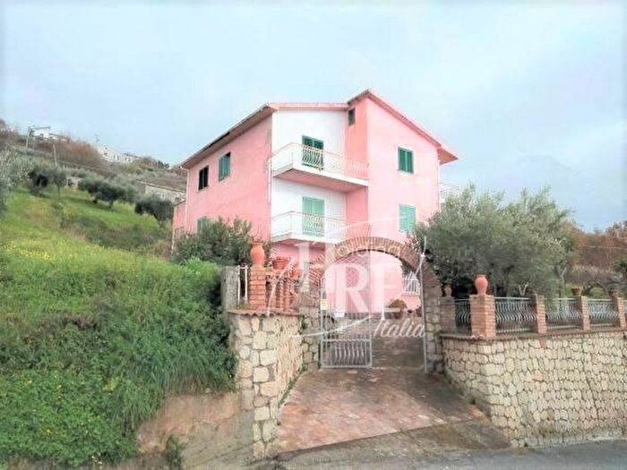 Casa con 14 locali in vendita in Longobardi