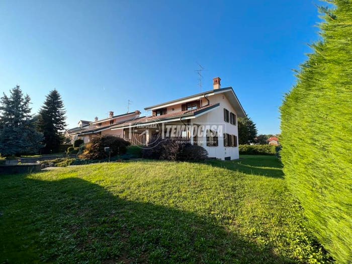 Casa con 6 locali in vendita in Via Adige, Cogliate