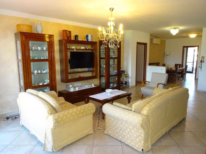 Casa con 6 locali in vendita in Viale Roma, Centro, Agliana