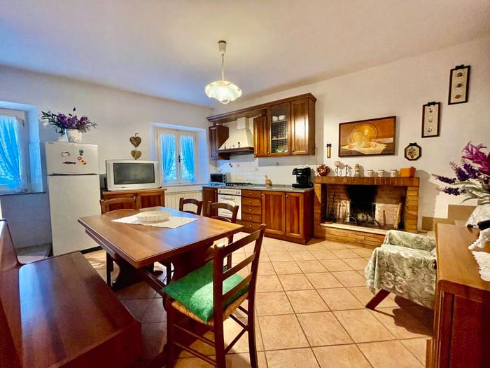 Casa con 6 locali in vendita in Lajatico