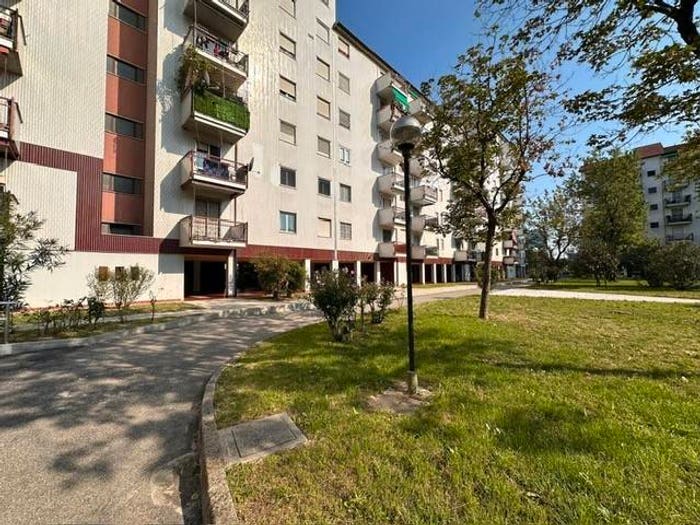 Appartamento con 6 locali in vendita in Via Lucca, Bisceglie, Milano