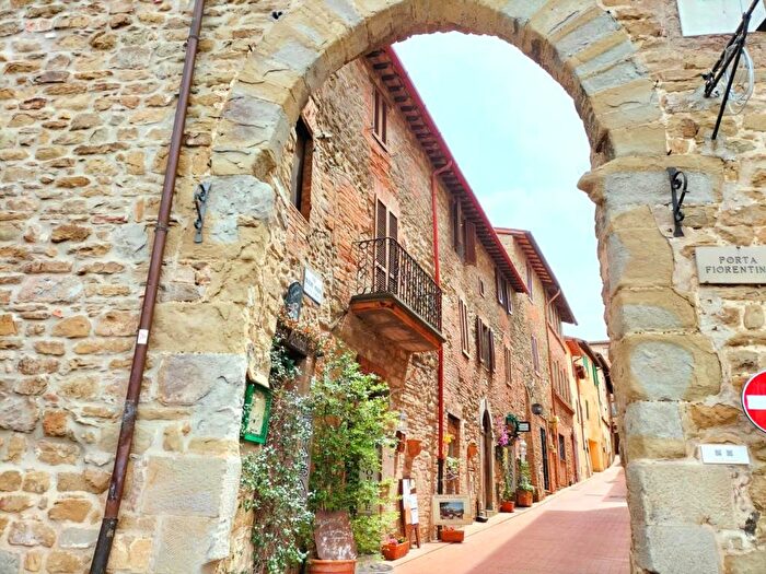 Casa con 6 locali in vendita in Via Guglielmo Marconi, Centro, Paciano