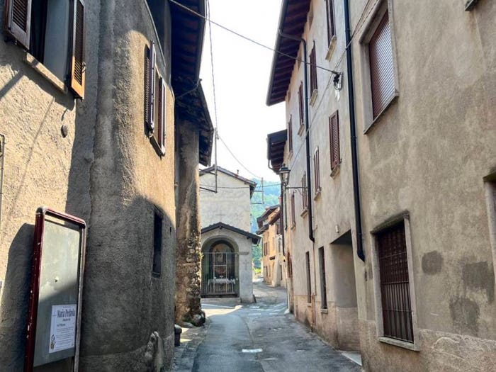 Appartamento con 6 locali in vendita in Via Sombico, Canzo