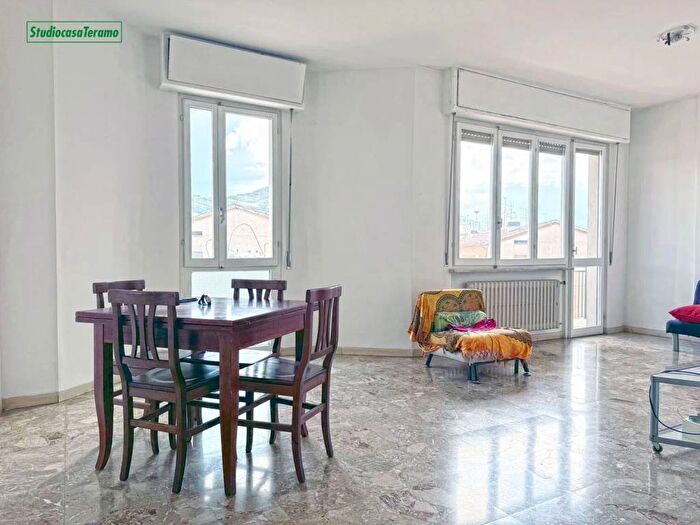 Appartamento con 5 locali in vendita in Via Alcide De Gasperi SNC, Centro, Teramo