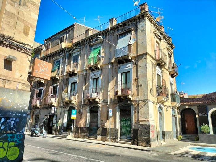 Appartamento con 6 locali in vendita in Via Antonino di Sangiuliano, Centro Storico, Catania