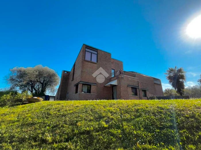 Casa con 6 locali in vendita in Via Monte Grappa, Centro, Cornuda