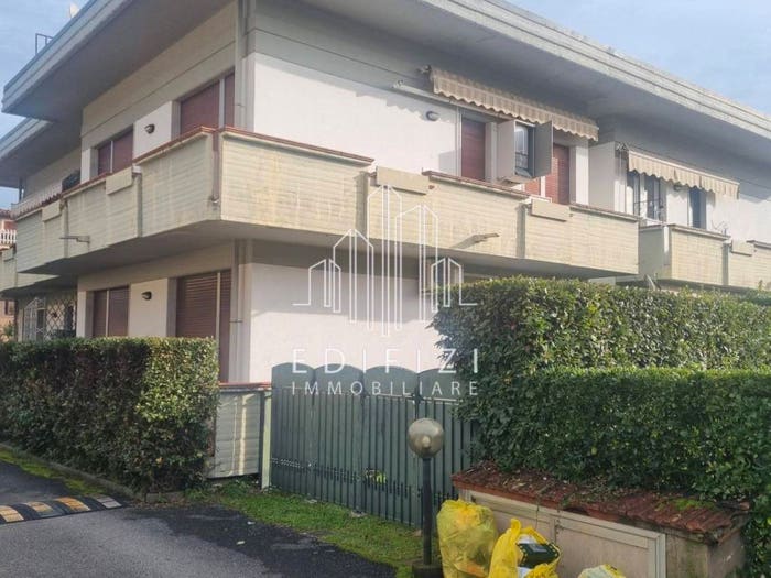 Appartamento quadrilocale in vendita in Marina di Massa Centro, Massa