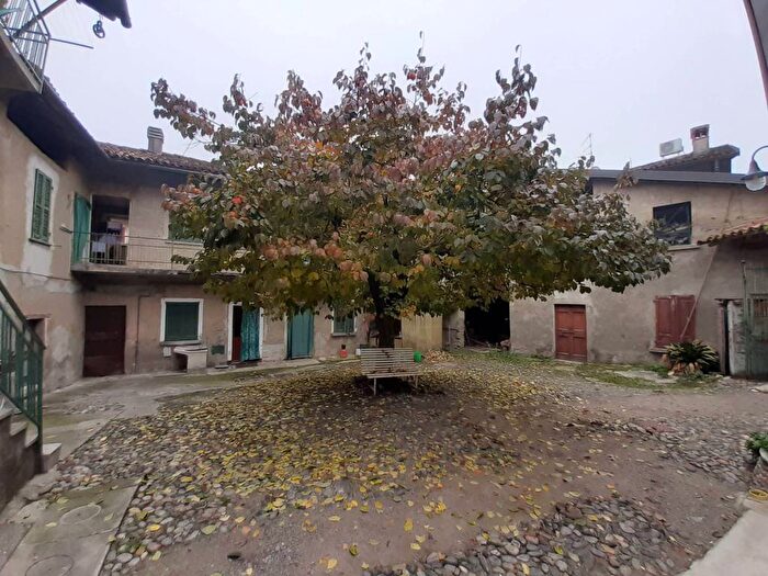 Casa con 6 locali in vendita in Valgreghentino