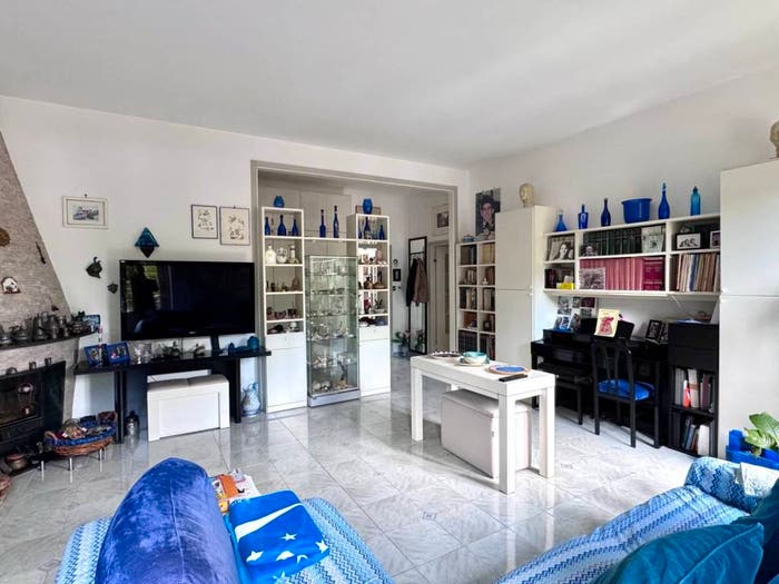 Appartamento con 6 locali in vendita in Via Alzaia Trieste, Corsico